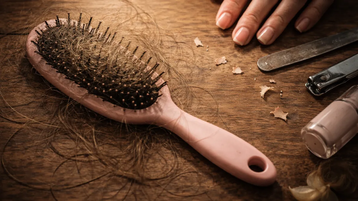 تساقط شعر وهشاشة أظافر كعلامة على نقص العناصر